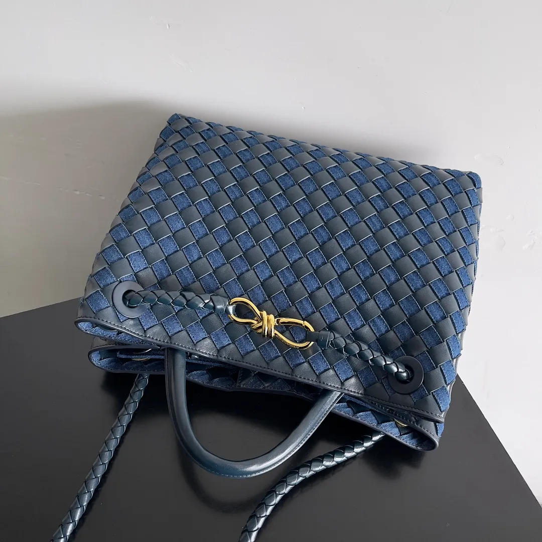 Batch 2260 BOTTEGA VENETA's new ANDIAMO handbag. This denim woven bag perfectly interweaves retro and trendy! Each strand of hand-woven denim carries ingenuity, and the color-blocking design breaks away from the norm. Not only is the capacity impressive, it also adds fun and cuteness, making it easy to hold various styles. Exquisite metal accessories shine on the ruggedness of denim, coexisting toughness and femininity. Denim has its own youthful and energetic attributes, giving people a retro, classic and relaxed and free feeling. During the weaving process of this bag, the denim is hand-woven into the leather through small gaps. The skills are quite exquisite! Not to mention the capacity, it can accommodate an umbrella and a water cup! Style number: 743572 Size: 32*24*12cm
